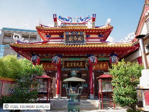 関帝廟：元町中華街にある関帝廟には、多くの人々から尊敬される武将、関聖帝君が祀られています。