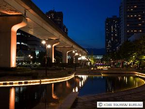 六甲アイランド：洗練されたデザインの建物の街並みや島から本土を望む「逆夜景」が楽しめます。