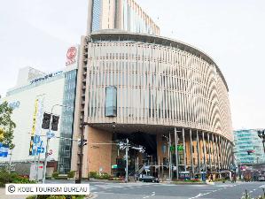 三宮中央通り：神戸市中央区のフラワーロドと鯉川筋とを結ぶ全長約500メートルの道路です。