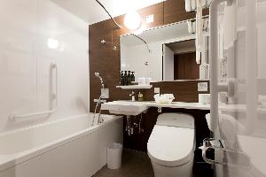 ユニバーサルデザインのお部屋はバスルームもバリアフリー仕様となっており、お部屋との境目の段差をなくし各所に手すりを増設しています。