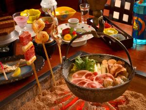 囲炉裏会席の冬場の一例です。（冬は鍋を囲んでご夕食です）