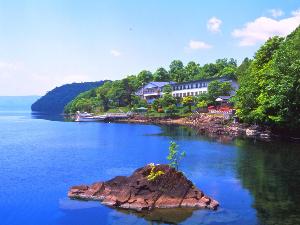 かつては舟でしか渡れなかった、湖畔に佇む老舗旅館