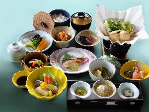 当館自慢の、支笏湖の自然をふんだんに盛り込んだ会席料理です　※一例