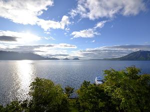 広く青い空と湖の織りなす絶景を愉しむ