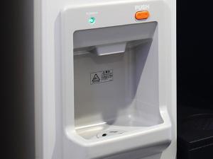 ◆製氷機｜館内に製氷機をご用意しております。無料のカップもご用意しております。