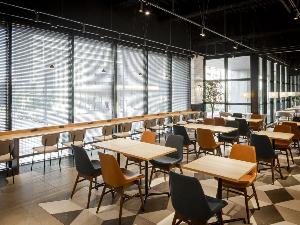 ◆2階ロビーラウンジ｜明るくシックな雰囲気のロビーラウンジ。朝はご朝食会場としてご利用いただきます。