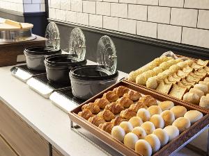 ◆朝食ビュッフェ｜あたたかいスープやパンもご用意しております（一例）
