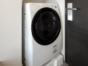 ◆客室設備｜ドラム式洗濯乾燥機（ドラム式専用洗剤を常備）　