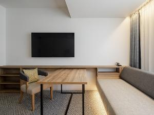 ◆デラックスツイン 41平米｜開放的な窓が特徴の明るいお部屋で、窓辺にはソファとテーブルがございます　