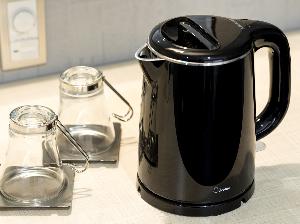 客室バスルーム　電子ケトル、耐熱グラス
