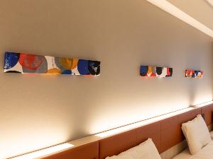 ×【客室】京都のテキスタイルブランド「ケイコロール」のアートパネルを展示。客室ごとにデザインが異なります
