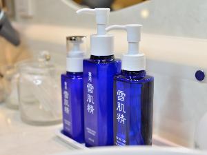 【女性用アメニティ】パウダールームには雪肌精をご用意