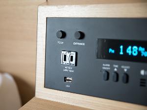 ヘッドボードにもコンセントをご用意。