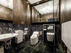 館内1階に共用トイレがございます。