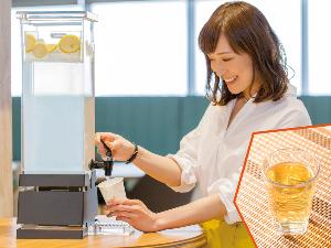 【ウェルカムドリンクサービス】コーヒー、レモンウォーター、沖縄限定さんぴん茶をご用意しております。