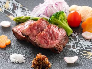【四万十牛藁焼きステーキ】藁の香ばしい香りを纏った希少な四万十牛は噛むほどに旨味が溢れ出ます