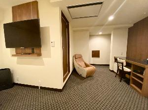 25平米の広々とした角部屋。最大3名様まで利用可。室内にコンパクトマッサージチェア。テレビではキャストもご利用頂けます(一部アプリはログイン必要）。