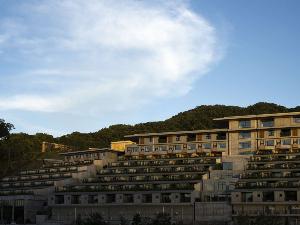 ホテル棟外観（夕方）