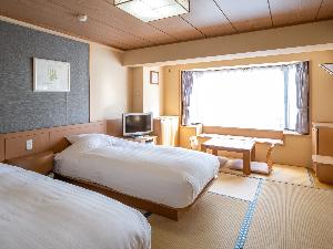 【街側】和ツイン／和室にベッドを設置した、街側の和ツインタイプのお部屋です。