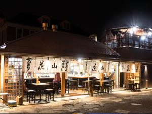 筥崎宮のお膝元にある、老舗屋台「花山」。芸能人御用達の人気店です。週末は要予約！