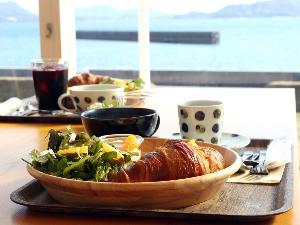 美しい朝日を見ながらこだわりの朝食を