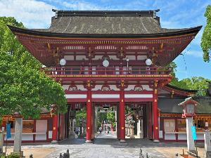 【太宰府天満宮】学問の神 菅原道真公を祀る太宰府天満宮。初詣の際には、全国から200万人もの人が参拝に訪れます。名物「梅が枝餅」「飛び梅」は必見