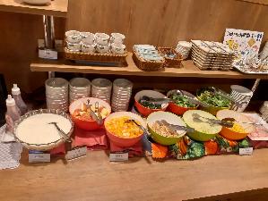 【バイキング朝食】和洋食のバイキング朝食は無料にてお召し上がりいただけます。