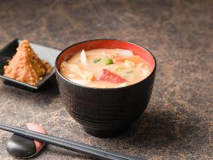×「【彦根限定】風味豊かなこうじ味噌を使用した味噌汁には八幡名物の赤こんにゃくが入っています。