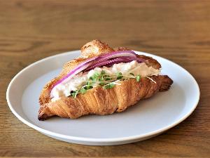 朝食(宿泊者限定) / 「クロワッサンサンド」　お店で焼き上げるクロワッサンを使用　※イメージ