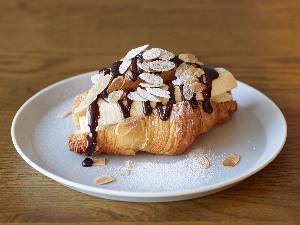 朝食(宿泊者限定) / 「クロワッサンサンド」　お店で焼き上げるクロワッサンを使用　※イメージ