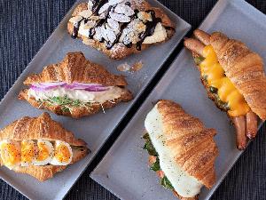芳醇なバターとサクサクの食感が特徴のクロワッサンを使用したサンドイッチ　※イメージ