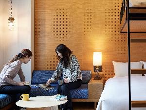 くつろいで本を読むためのソファと、適した明るさに調光できる照明を全室に完備しております。