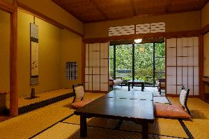 【本館：和室】（客室の一例）落ち着いた佇まいの純和室。