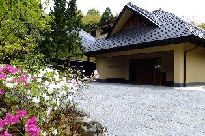 【外観】初夏のシンボルツリー「ツツジ」（5月上旬～中旬）