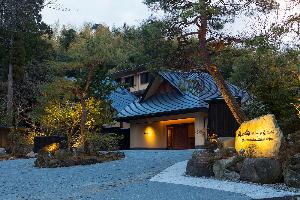 【外観】森の中にひっそりと佇むような玄関。大人しい旅のおもてなしがここからはじまります。