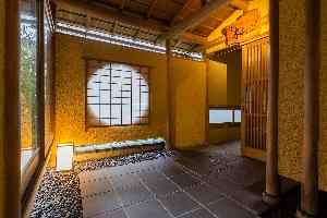 【四季回廊】「本館」と「別邸木もれび」を結ぶ回廊の先には「別邸木もれび」専用入口