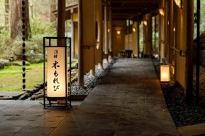 【四季回廊】「本館」と「別邸木もれび」を結ぶ回廊で庭園散策