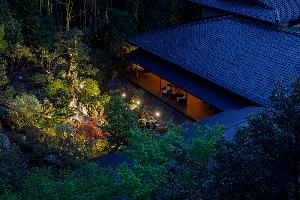 【フロントロビー】庭の滝がライトアップされ思わず写真を撮りたくなる夜のフロントテラス。
