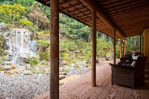 【フロントロビー】フロント横のテラス席で庭園の滝を眺めながら一休み。