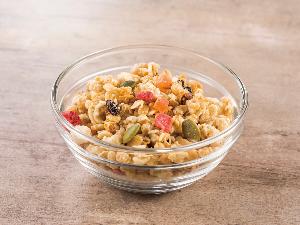 玄米、オーツ麦にドライフルーツをミックス。食物繊維や鉄分も豊富でお腹にやさしいグラノーラです。