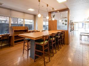 【ライブラリーカフェ】Wi-Fi接続無料◆カフェ内にはコンセントも充実。ワークスペースとしても快適。