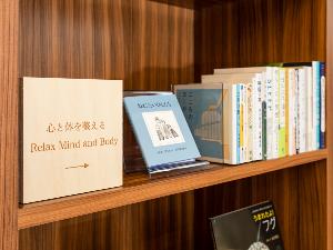【ライブラリーカフェ】「旅先でちょっと疲れを癒したい」そんな時におすすめの本をセレクト。