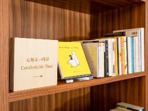 【ライブラリーカフェ】ぱらぱらとページをめくり眺めているだけで、心が落ち着くような本をセレクト。