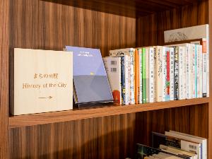 【ライブラリーカフェ】ホテル周辺の地場に関連する本をセレクト。新しい知識を、ぜひおみやげに。