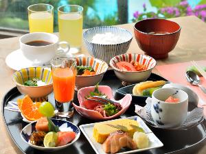 前菜一例：赤とうがらし豆腐、柿と胡瓜の白和え、車海老・さつま芋のレモン煮・黒枝豆など・・・