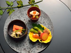 前菜一例：赤とうがらし豆腐、柿と胡瓜の白和え、車海老・さつま芋のレモン煮・黒枝豆など・・・