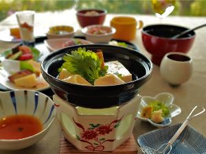 湯とうふ鍋とおかずプレート