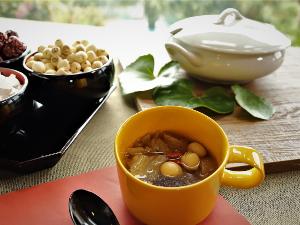 身体いたわる「薬膳スープ」  ナツメや蓮の実、クコの実、ショウガなど、地元の旬野菜と共に、 吉野葛でとろみをつけて薬膳スー プに仕上げました