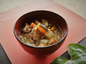 郷土料理  さつま汁　栄養たっぷり、食物繊維たっぷりの健康お味噌汁をお楽しみくださいませ。