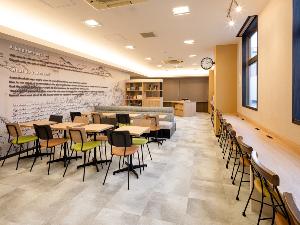 ×【ライブラリーカフェ】Wi-Fi接続無料◆カフェ内にはコンセントも充実。ワークスペースとしても快適。